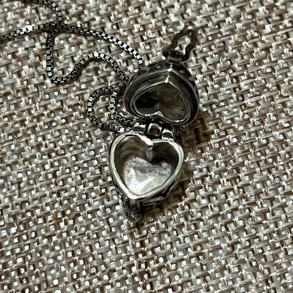 Vintage Sterling Silver charm Pendant. 925 Mark - Picture 6 of 10